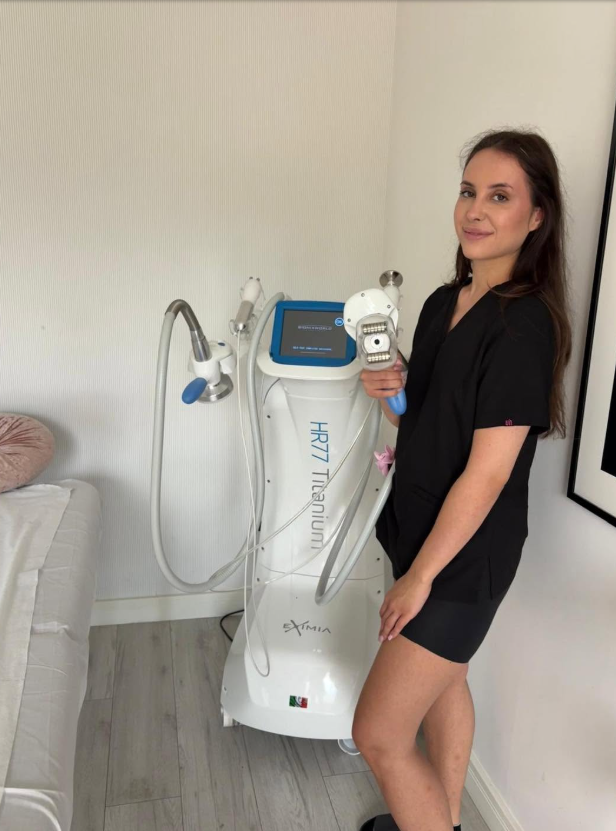 Kasia w gabinecie, z głowicą urządzenia EXIMIA Titanium